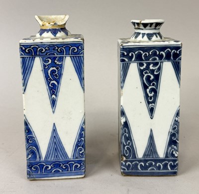 Lot 192 - A PAIR OF CHINESE VASES, KANGXI PERIOD