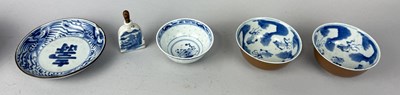 Lot 230 - A GROUP OF CHINESE CERAMICS TO INCLUDE A PAIR OF BOWLS