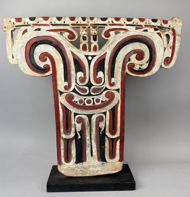 Lot 562 - A TROBRIAND ISLANDS (PAPA NEW GUINEA) CARVED WOODEN SPLASH