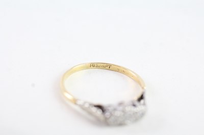 Lot 105 - AN 18CT GOLD AND PLATINUM VINTAGE DIAMOND TRILOGY RING