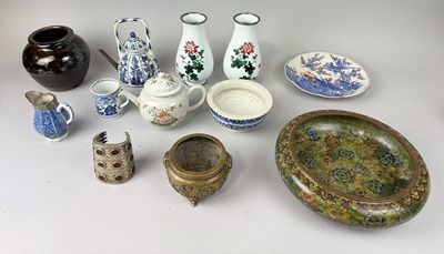 Lot 216 - A GROUP OF ASIAN ITEMS TO INCLUDE CHINESE CERAMICS, BRONZES