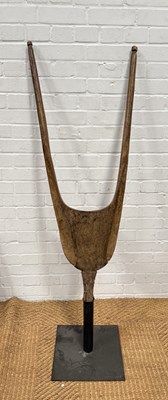 Lot 57 - A NORTH AFRICAN TUAREG WOODEN STORAGE POST (BELA), TUAREG PEOPLE, MALI, NIGER OR ALGERIA, EARLY 20TH CENTURY