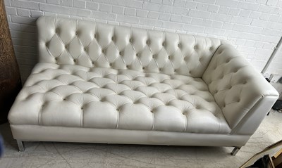 Lot 645 - A MODERN DESIGNER WHITE BUTTON BACK CHESTERFIELD CHAISE LOUNGE OR DAY BED