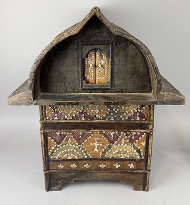 Lot 49 - AN INDONESIAN HOUSE-SHAPED STORAGE BOX, SASAK PEOPLE, LOMBOK, NUSA TENGGARA, EASTERN INDONESIA, EARLY 20TH CENTURY