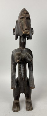 Lot 67 - A LARGE AFRICAN TRIBAL CARVED WOODEN SCULPTURE OF A NYELENI FEMALE FIGURE, BAMANA PEOPLE, MALI, 20TH CENTURY