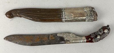 Lot 103 - A SRI LANKAN PIHA KAETTA KNIFE AND SCABBARD WITH SILVER MOUNTS, SRI LANKA (CEYLON), 18TH/19TH CENTURY