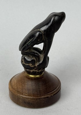 Lot 168 - AN INDONESIAN CARVED WOOD OR HORN BETEL POUNDER HANDLE IN THE FORM OF A FROG, BALI OR LOMBOK, 19TH CENTURY