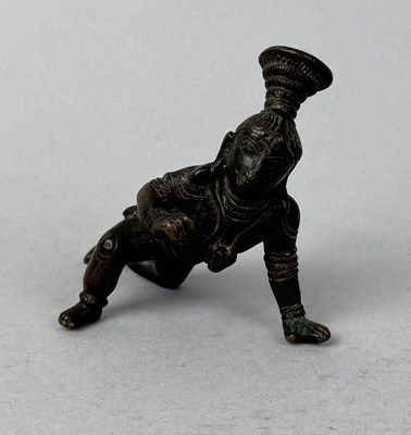 Lot 157 - AN FINELY CAST INDIAN BRONZE FIGURE OF THE CRAWLING INFANT KRISHNA, SOUTH INDIA, 19TH CENTURY