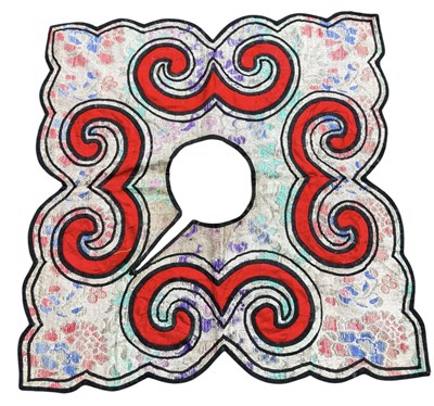 Lot 73 - AN ANTIQUE CHINESE SILK COLLAR, CHINA, 19TH CENTURY