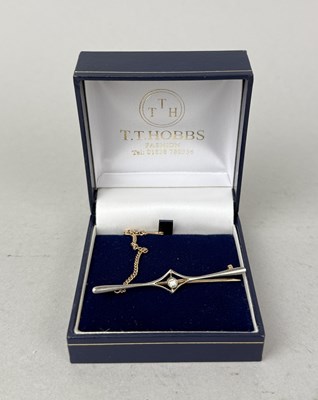Lot 375B - AN ANTIQUE 15CT PLATINUM DIAMOND SET PROPELLER BROOCH