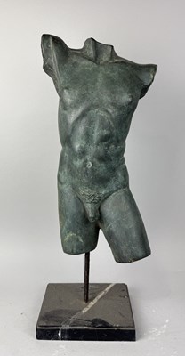 Lot 539 - AFTER THE ANTIQUE: A HEAVY BRONZE OR METAL SCULPTURE OF A MALE TORSO, ON MARBLE STAND
