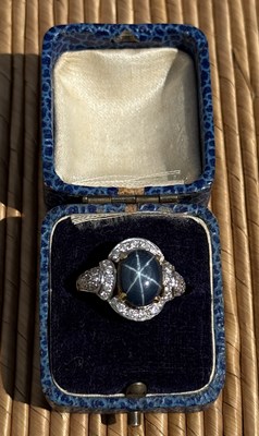 Lot 380 - A 4CT STAR SAPPHIRE SET IN GOLD RING WITH DIAMONDS