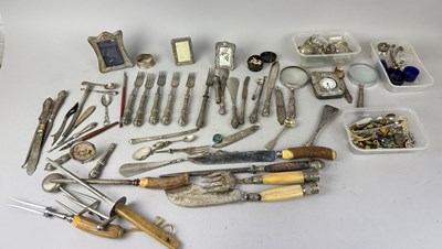Lot 279 - A COLLECTION OF SILVER AND SILVER PLATE TO INCLUDE PHOTO FRAMES, SILVER CASED POCKET WATCH