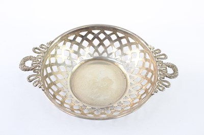 Lot 352 - AN EDWARDIAN ANTIQUE .925 STERLING SILVER BON BON DISH
