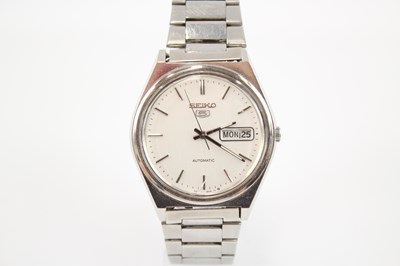Lot 443 - A SEIKO 5 STAINLESS STEEL AUTOMATIC WATCH