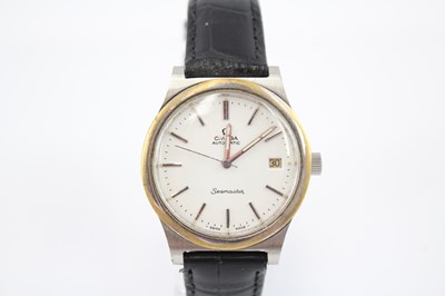 Lot 425 - AN OMEGA SEAMASTER WHITE DIAL AUTOMATIC WATCH