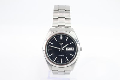 Lot 440 - A SEIKO 5 STAINLESS STEEL AUTOMATIC WATCH