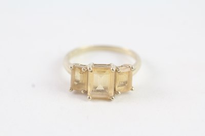 Lot 165 - A 9CT GOLD CITRINE TRILOGY RING