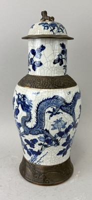 Lot 542 - A 19TH CENTURY BLUE AND WHITE VASE WITH COVER DECORATED WITH DRAGONS