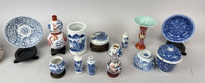 Lot 215 - A COLLECTION OF CHINESE CERAMICS, TO INCLUDE SNUFF BOTTLES, BRUSH POT, ETC
