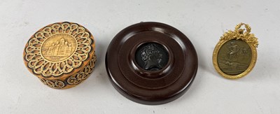 Lot 611 - A GROUP OF MEDALS TO INCLUDE A GERMAN PORTRAIT MEDAL OF JOHANN WOLFGANG VON GOETHE, ALONG WITH RUSSIAN BIRCH BOX DEPICTING BLAGOVESHCHENSKY CATHEDRAL