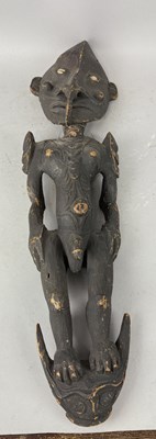 Lot 559 - A CARVED WOODEN MAORI FIGURE WITH SHELL EYES