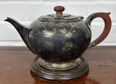 Lot 252 - AN ANTIQUE SILVER TEA POT AND STAND