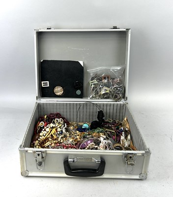 Lot 1217 - A LARGE COLLECTION OF COSTUME JEWELLERY TO INCLUDE BELT BUCKLES, NECKLACES AND BROOCHES, ETC