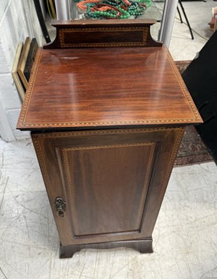Lot 1104 - A BEDSIDE CABINET WITH MARQUETRY INLAY