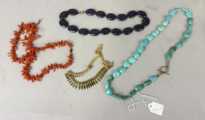 Lot 421B - JEWELLERY TO INCLUDE SILVER NECKLACE, CORAL, LAPIS