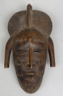 Lot 640 - AN AFRICAN TRIBAL MASK