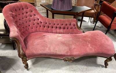 Lot 1081 - A LARGE VICTORIAN ROSEWOOD CHAISE LONGUE UPHOLSTERED IN BUTTON BACK RASPBERRY VELVET FABRIC