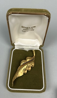 Lot 51 - AN 18CT GOLD GOLD LEAF DESIGN BROOCH