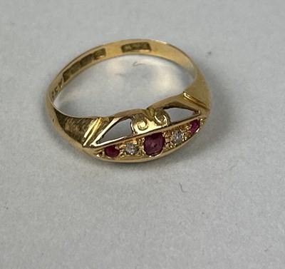 Lot 59 - AN 18CT GOLD RING SET WITH RUBIES AND DIAMONDS