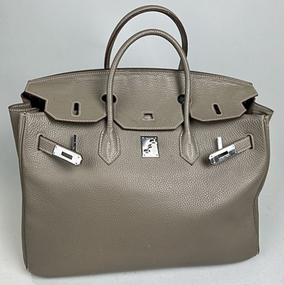 Lot 685 - AN HERMES BIRKIN BAG IN GREY