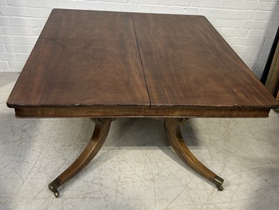 Lot 1108 - A GEORGIAN MAHOGANY TABLE ON FOUR LEGS AND CASTORS