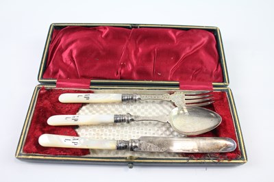 Lot 422B - 925 STERLING SILVER AND MOTHER OF PEARL BOXED CUTLERY SET