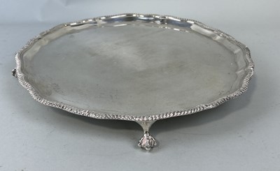 Lot 57 - A SILVER PIE CRUST SALVER BY GOLDSMITHS AND SILVERSMITHS