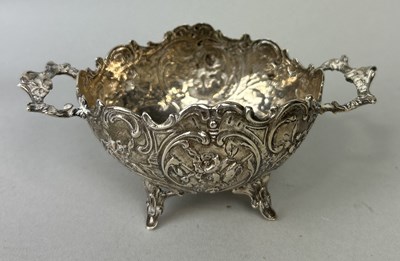 Lot 118 - A SILVER TWIN HANDLE DISH WITH CHASED DESIGN