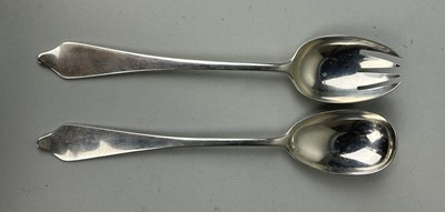 Lot 80 - A PAIR OF SILVER SALAD SERVERS BY GOLDSMITHS AND SILVERSMITHS