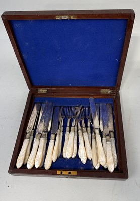 Lot 117 - A MOTHER OF PEARL HANDLE CUTLERY SET