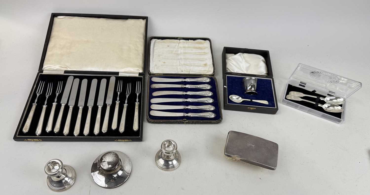 Lot 118 - A GROUP OF SILVER ITEMS TO INCLUDE SPOONS,