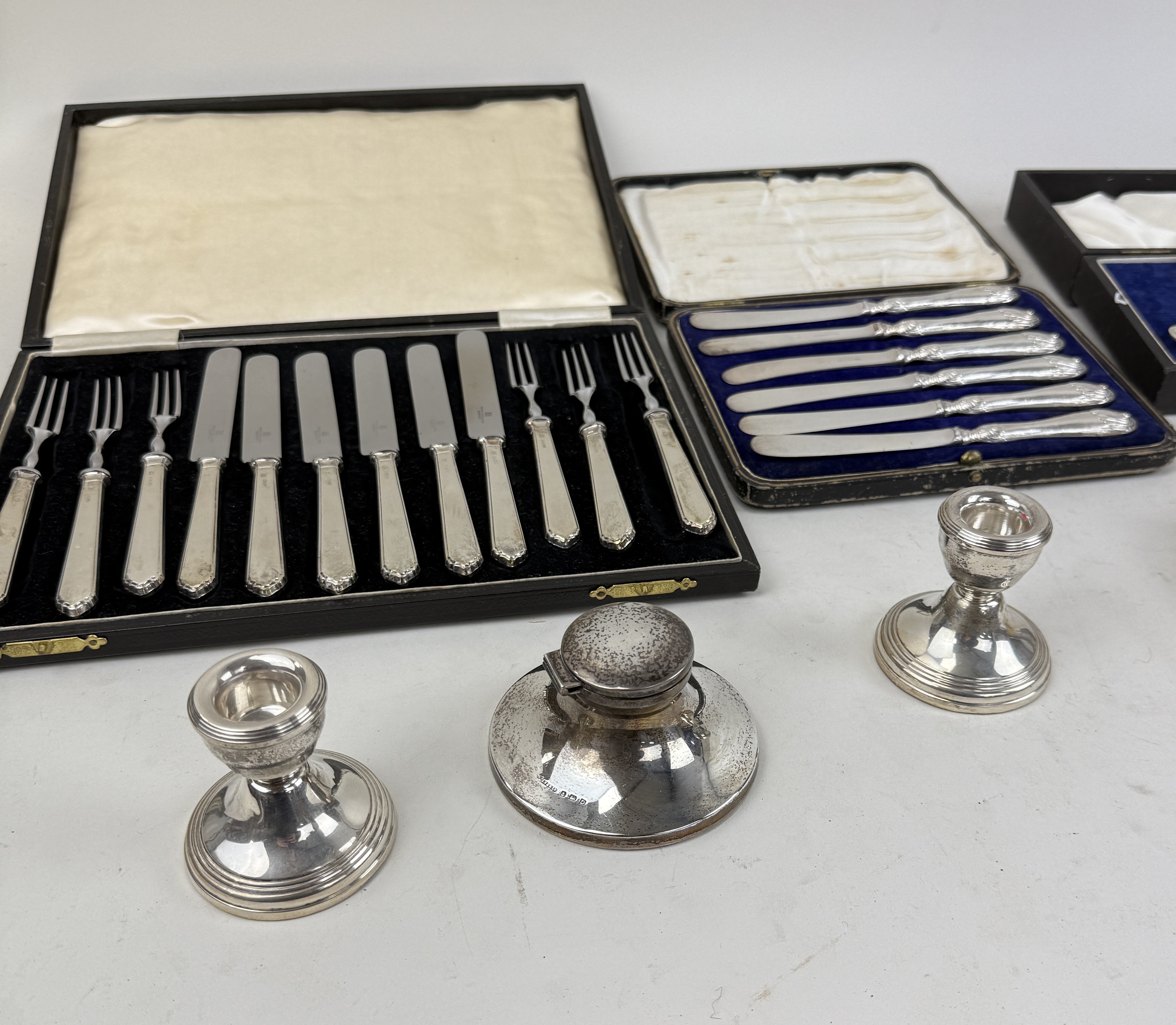 Lot 118 - A GROUP OF SILVER ITEMS TO INCLUDE SPOONS,