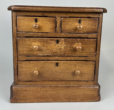 Lot 927 - AN ANTIQUE MINIATURE OAK APPRENTICE CHEST OF DRAWERS