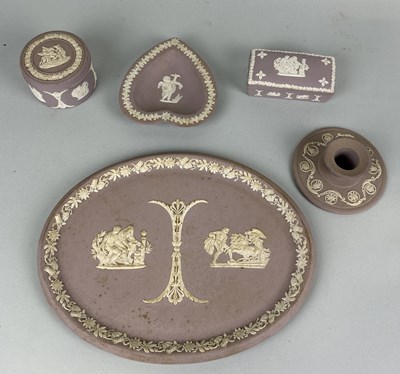 Lot 381 - WEDGWOOD: FIVE ITEMS