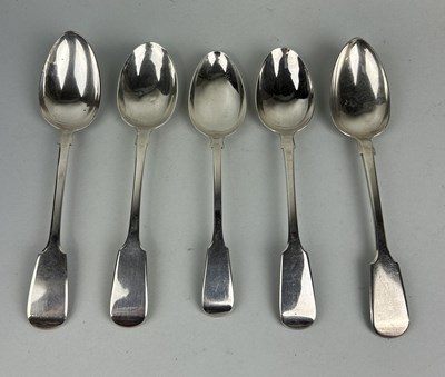 Lot 77 - A SET OF FIVE SILVER SERVING SPOONS TO INCLUDE GEORGIAN