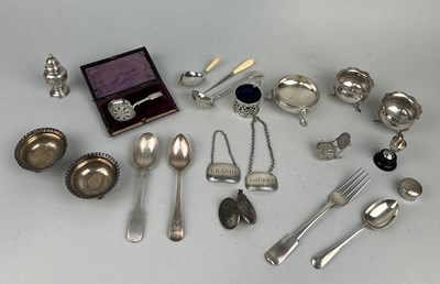 Lot 67 - A MIXED COLLECTION OF SILVER TO INCLUDE GEORGIAN SALT AND A MODEL THONET BENTWOOD CHAIR