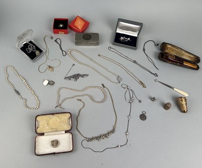 Lot 193 - COSTUME JEWELLERY TO INCLUDE AN AMBER PIPE