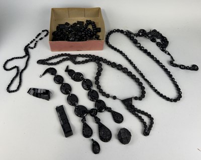 Lot 194 - WHITBY JET AND BLACK BEAD JEWELLERY TO INCLUDE LOOSE STONES