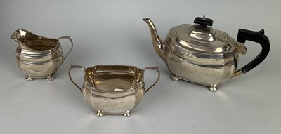 Lot 58 - A SILVER TEA SERVICE TO INCLUDE A TEA POT, MILK JUG, SUGAR BOWL